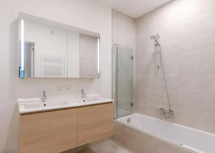 Modern In The Iconic Ensor Tower *