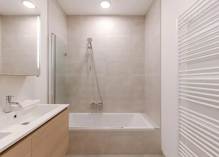 Modern In The Iconic Ensor Tower Apartment